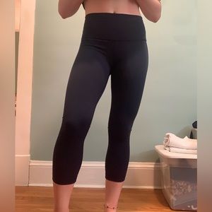 LULULEMON navy crop leggings
